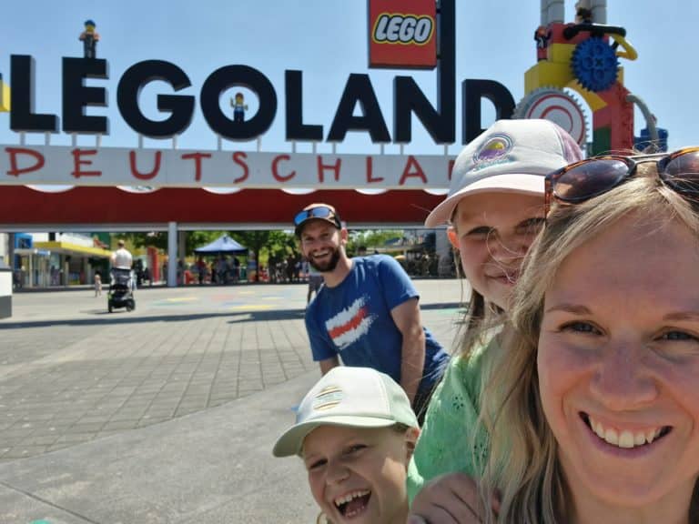 Mia accompagnée de sa famille à Legoland